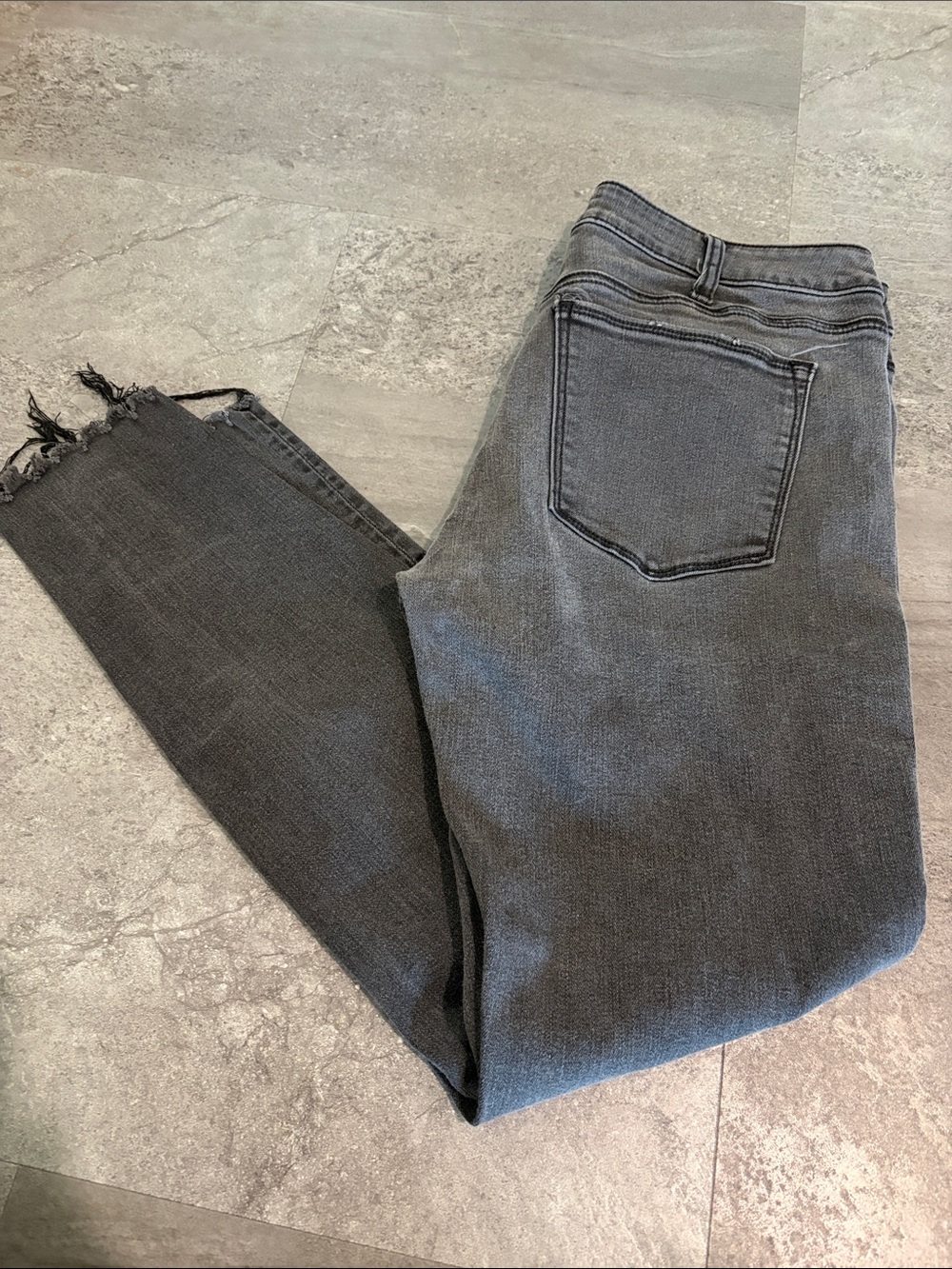 Silver Jeans Women's Ankle Cropped Raw Hem Jeans in Washed Gray